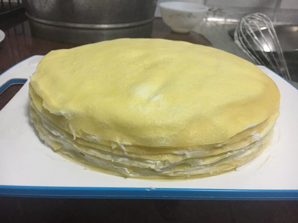 把餅皮跟鮮奶油一層一層合併即可，放入冰箱冷藏比較好切