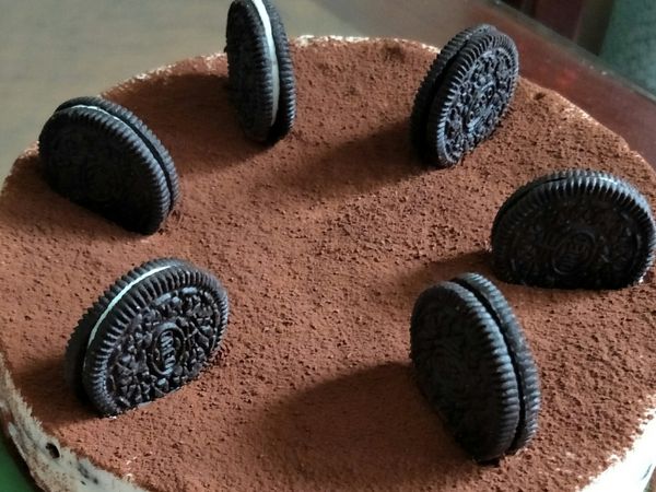 冰過一晚後，隔天再取出脫模，只要用吹風機於鍋邊平均吹個1分鐘，底部放個碗或杯子把邊框往下放就能順利脫模了，表面裝飾少許可可粉，再放上oreo餅乾就大功告成囉！