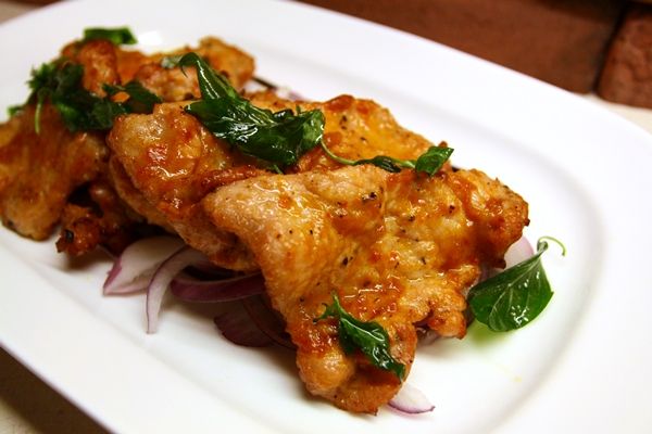 九層塔可以稍微炸一下，增加香氣與口感，放在煎好的肉片上就完成囉。