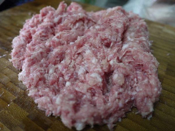 雞胸肉用菜刀刮再剁成泥狀，再加豬絞肉與一起剁成泥，加入蛋白揉均勻後，加入胡椒粉、糖、油膏、太白粉和一和。