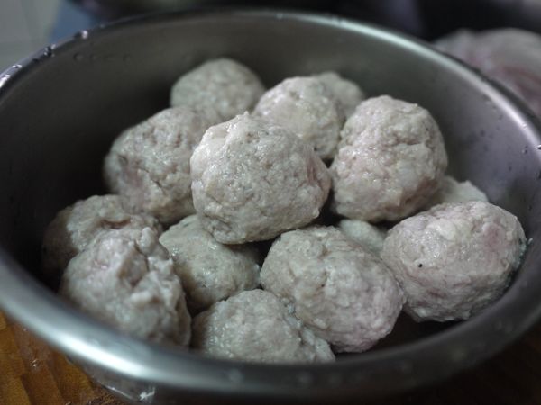 煮一鍋溫水(開小火，不要滾，不可加蓋)，擠成一
顆顆小丸子放入，熄火泡熟。
