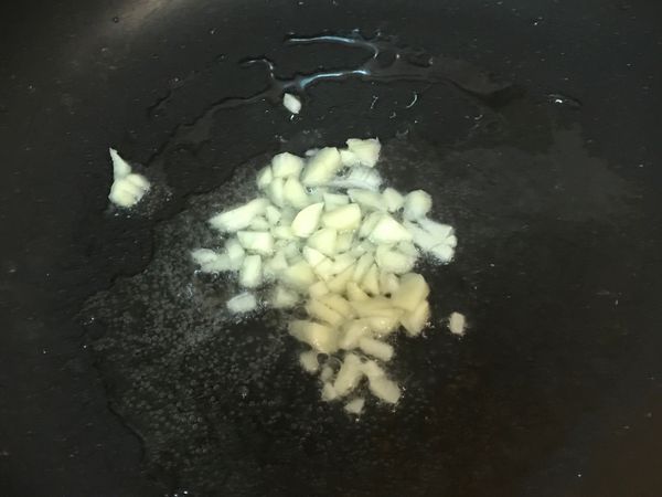 蒜頭熱鍋下油爆香