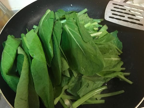 再把葉子下去炒