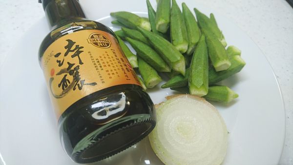 準備材料超級簡單，秋葵洗乾淨把頭去掉