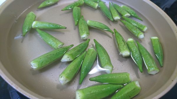 秋葵滾水燙1分鐘就撈起，如果有冰塊開水最好，立即冰冰吃，又比較脆綠