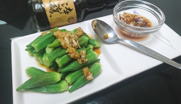醬油不死鹹淋上秋葵，夏天吃這個最對味啦！