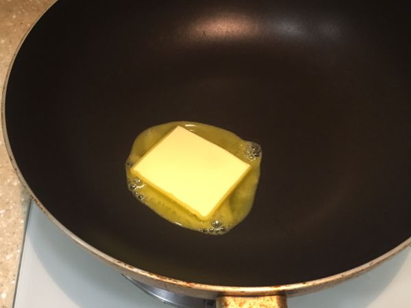 起油鍋加入奶油溶解