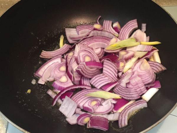 加入洋蔥及蔥頭爆香
洋蔥微軟略黃即可