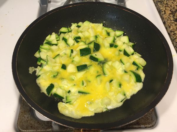 待櫛瓜稍微炒熟後加入蛋液，開中火。