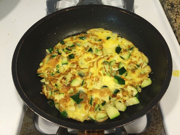 蛋液稍微固定成形後將蛋翻面再煎一下即可。