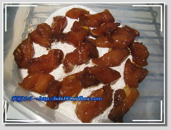 再來把醃好的肉，放進地瓜粉內。