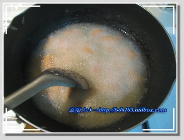 使用一鍋熱油，把裹好粉的里肌肉丁放入油鍋內炸，炸熟就可以起鍋啦！