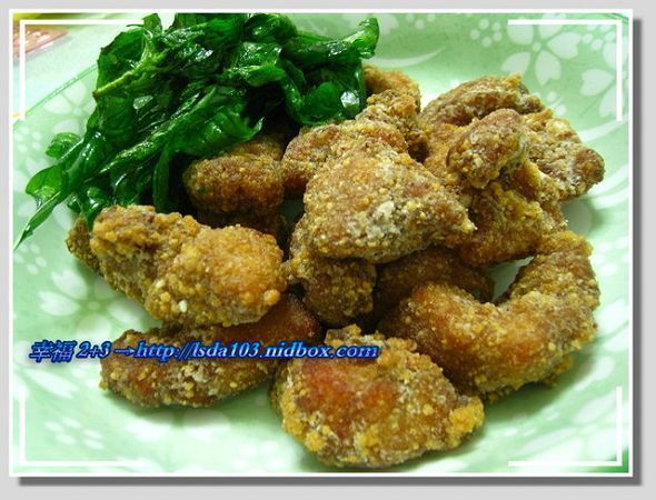 最後還有放入九層塔炸一下，好吃的鹹酥雞上菜嚕！
