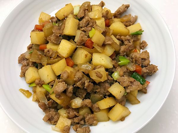 0.洋蔥、紅蘿蔔切丁，馬鈴薯切丁後泡水
1. 溫油後炒馬鈴薯、紅蘿蔔，洋蔥變透明後推至一旁，下絞肉、一面變白之後再翻面，肉變色後（如果油太多可以用餐巾紙擦乾）加瀝乾的馬鈴薯，拌炒均勻
2. 加糖、醬油、米酒、白胡椒，每一樣加入後都拌炒一下再放下一樣。
3. 醬汁收乾、加點蔥花拌一拌就完成囉！