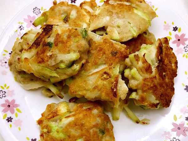 0. 蒲瓜切絲，用一點鹽抓一下，靜置出水1. 把蒲瓜的水擠乾，所有材料（除了鰹魚鬆）攪拌均勻
2. 中火溫油，把1 捏成適量大小、壓扁後下鍋煎，兩面煎赤就完成囉
3. 起鍋後可以用吸油紙巾吸掉過多油脂，灑一點鰹魚鬆就可以開動了！