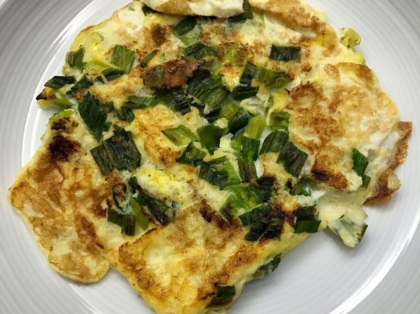 1. 中火溫油，把蔥花下鍋炒出香味
2. 打好的蛋花加鹽拌勻下鍋，兩面煎熟就完成囉