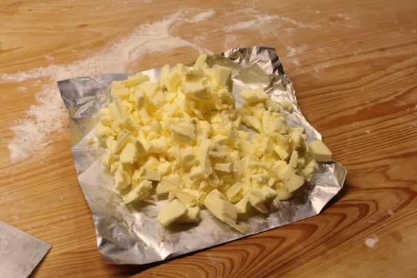 將400克無鹽奶油切成細碎。