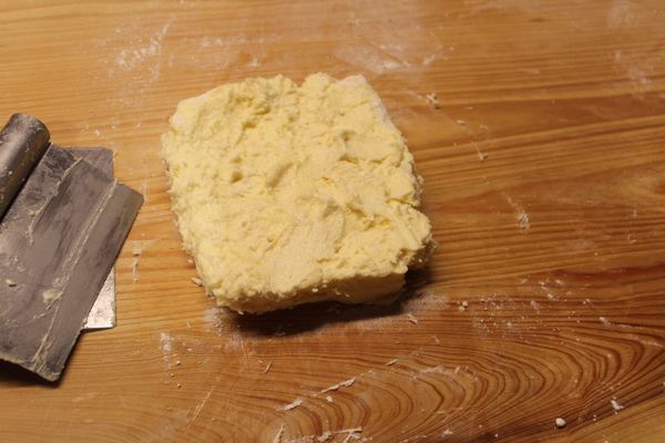 加入3小匙新鮮檸檬汁和0.5小匙鹽，揉勻後加入60g中筋麵粉加以混合均勻。將奶油糰製成約2-3公分高的方塊，並放在塑膠袋保存在冰箱中20-30分鐘以上。