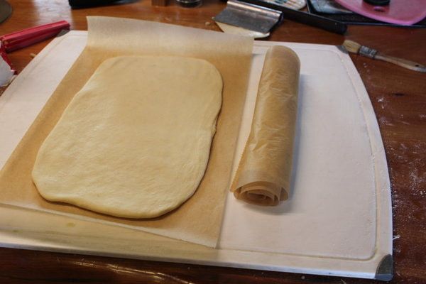 最後將麵糰桿成約0.5公分的麵皮，切割成合適大小，墊一張烤盤紙，捲起，冷藏或冷凍儲存備用。