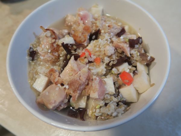 少許醬油及鹽巴調味.將所有配料放入碗中.像煮米飯的步驟蒸熟
米:配料 比例 1:0.8 (較為有口感的.喜歡濕軟可調整至1:1)