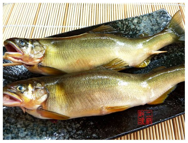 1.竹籤串好香魚。
