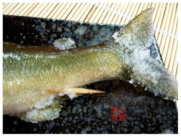 2.因魚鰭部位很容易燒焦，所以魚鰭都要抹上厚厚鹽巴）
（抹上厚鹽巴可以避免魚鰭燒焦
