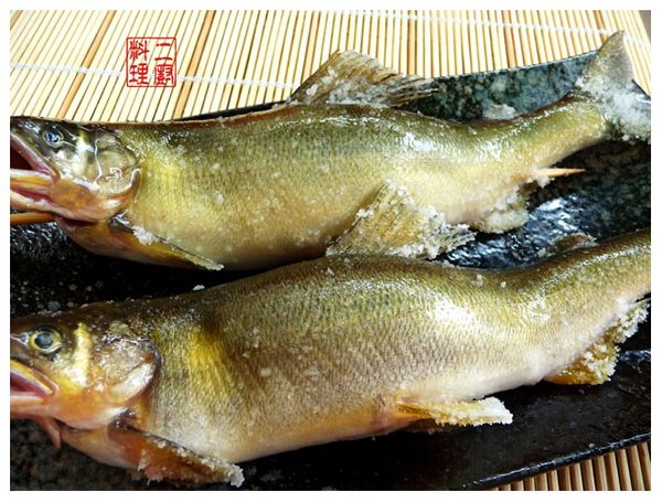 3.手上多餘的鹽巴以灑的方式在魚身上。