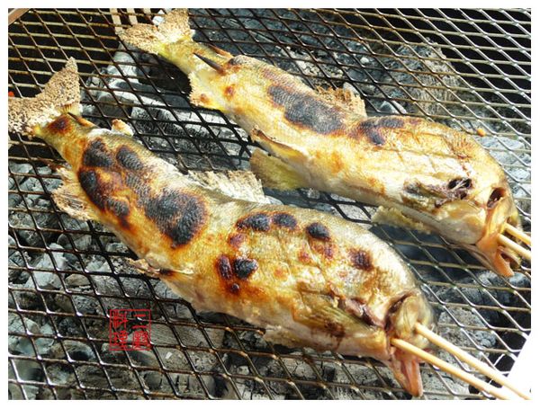 4.碳烤或烤箱一面約6分鐘。
（烤魚請勿一直翻動避免魚皮黏網）