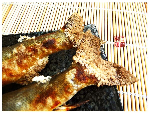 7.魚鰭抹上厚厚鹽巴就不會燒焦了。