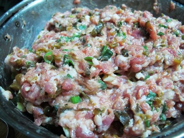 再加醬油膏和太白粉拌勻。