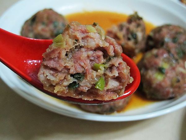 因為今天太白粉加比較多，丸子咬起來算是比較紮實的口感，調味的部分主要是考量當做一餐的主菜，醬油膏的份量這次有抓對，果然很下飯。