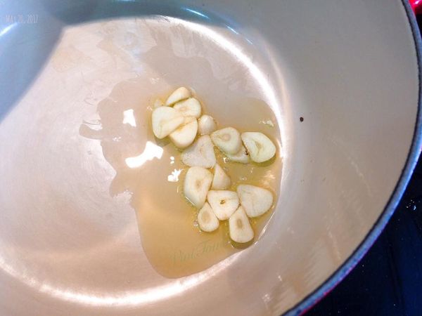 起鍋加一點油，先煎大蒜片，之後把辣椒跟蔥段和洋蔥加起來一起煎