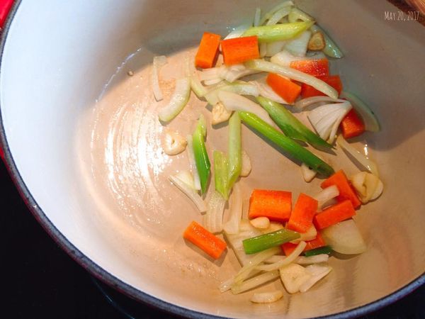 加入紅蘿蔔和其他蔬菜