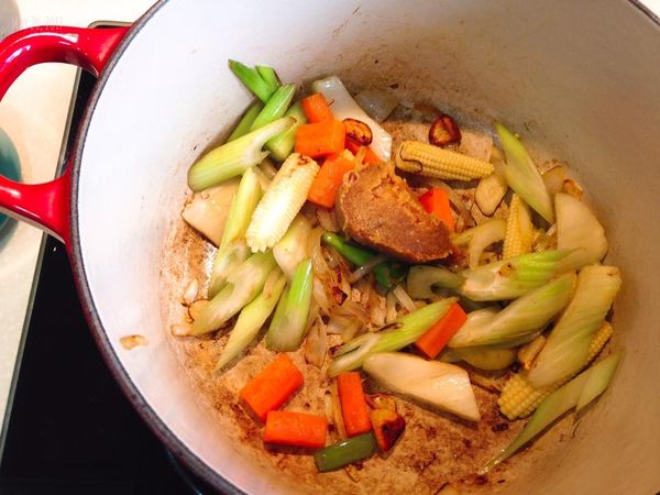 加入味噌 醬油 糖後，拌炒均勻