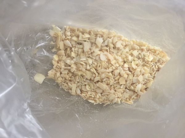 杏仁片裝入袋子揉碎