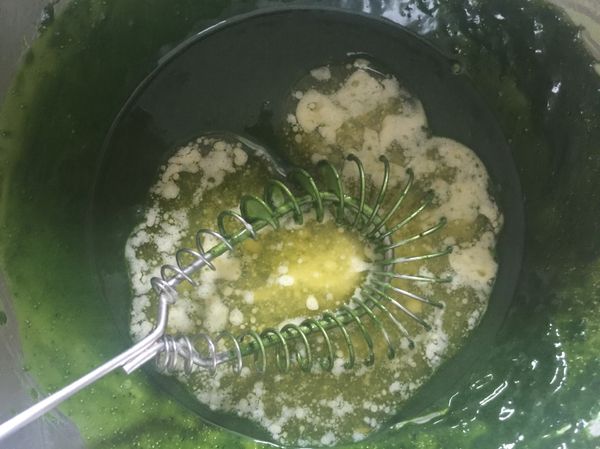 無鹽奶油微波液化加入抹茶糊裡拌勻