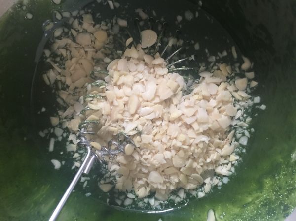 加入杏仁碎片拌勻後放入冰箱冷藏30分鐘