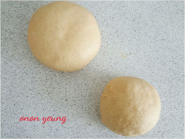 第一次發酵完畢後，取出用手壓下去擠出氣體，然後分割成兩份麵糰，滾圓。靜置15-20分鐘。
