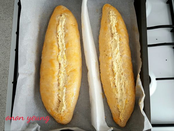 麵糰整形後再次進行發酵 60 分鐘，注意要視乎天氣濕度去調整時間喔！發酵完後，在麵糰表面上用鋒利的刀深深劃一刀，並用之前準備好的蒜末奶油擠在上面，掃上蛋液。