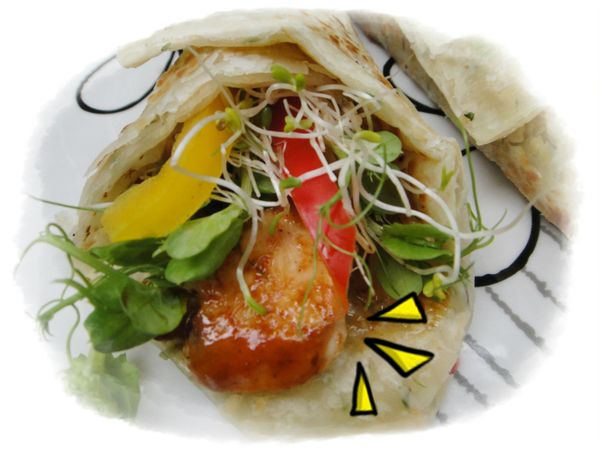 把煎熟的蔥餅皮塗上烤肉醬~