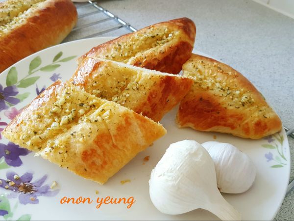 放半盆水防止烤箱濕度過低，175度烤約20分鐘至表面呈金黃色即可。每個烤箱的溫度有差，注意烘烤時間可能有異。