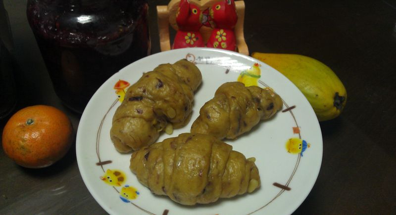 [電鍋料理]牛角仙桃饅頭
