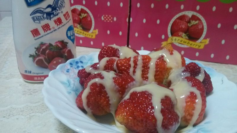 大草苺加煉奶~鷹牌煉奶