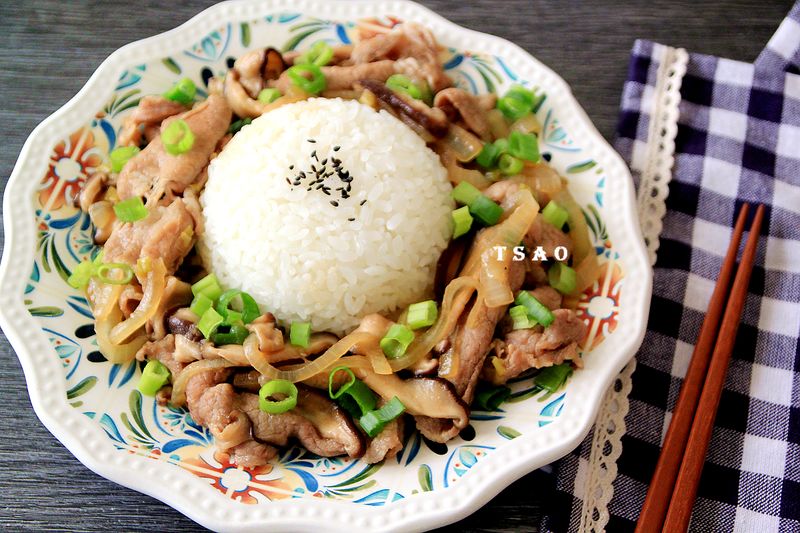 洋蔥豬肉飯