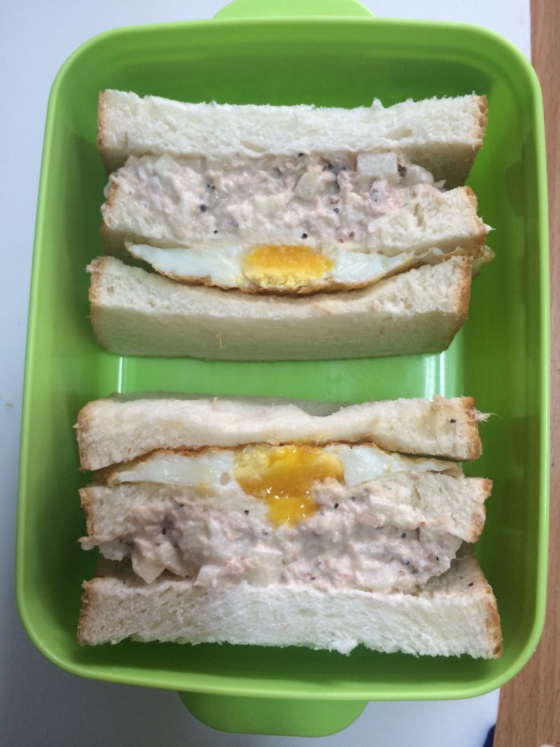蘋果鮪魚拉沙三明治