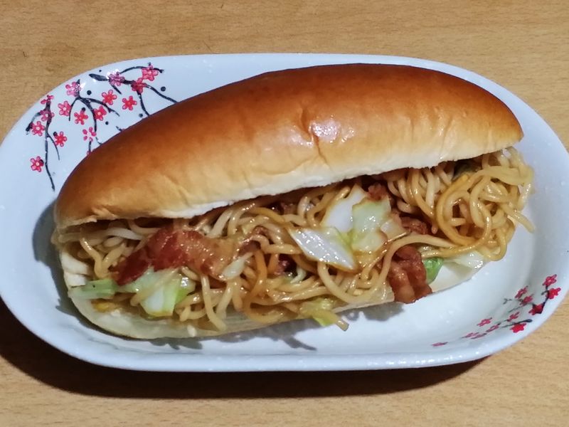 泡麵炒麵麵包(味丹真麵堂)