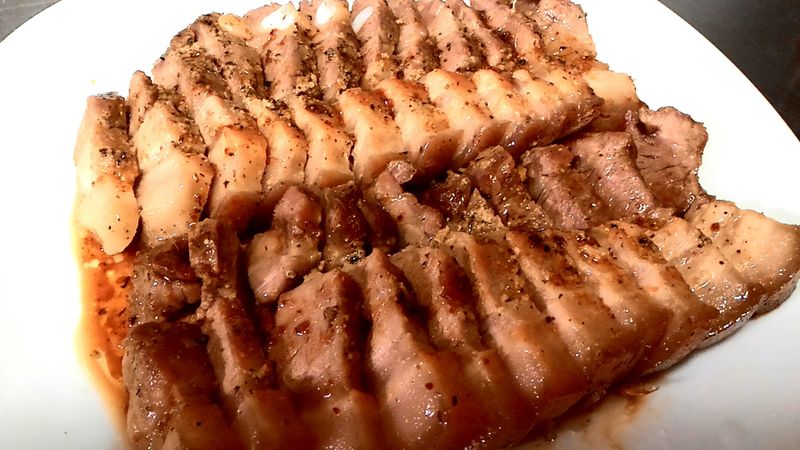 萬用鍋。烤五花肉排