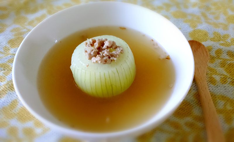 簡單兩步驟~整顆洋蔥肉末清湯