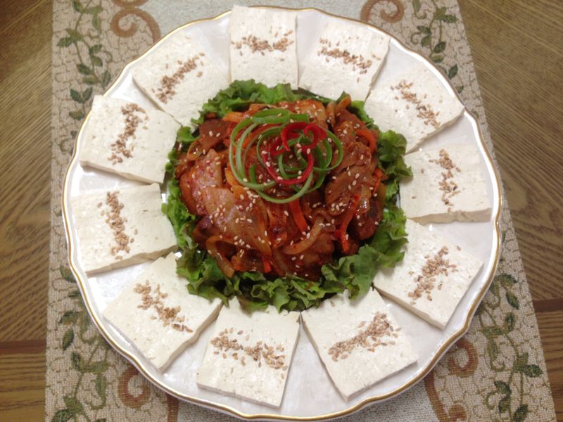韓式豆腐泡菜두부김치(泡菜炒豬肉配豆腐)