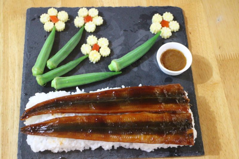 花樣和風沙拉鰻魚飯